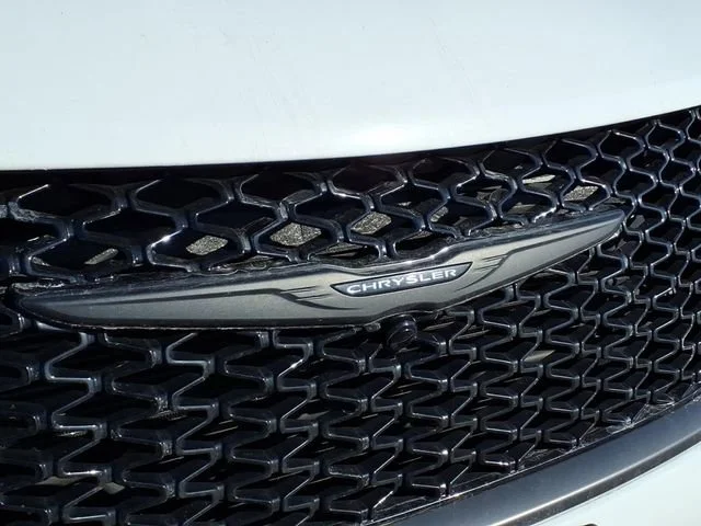 Used 2025  Chrysler Limited image 27