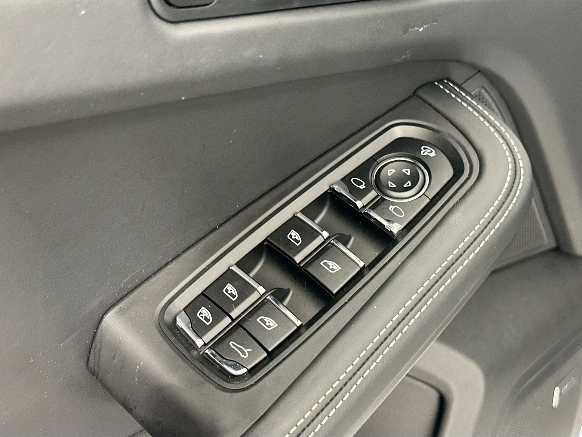 2024 Porsche Macan S - Photo 30