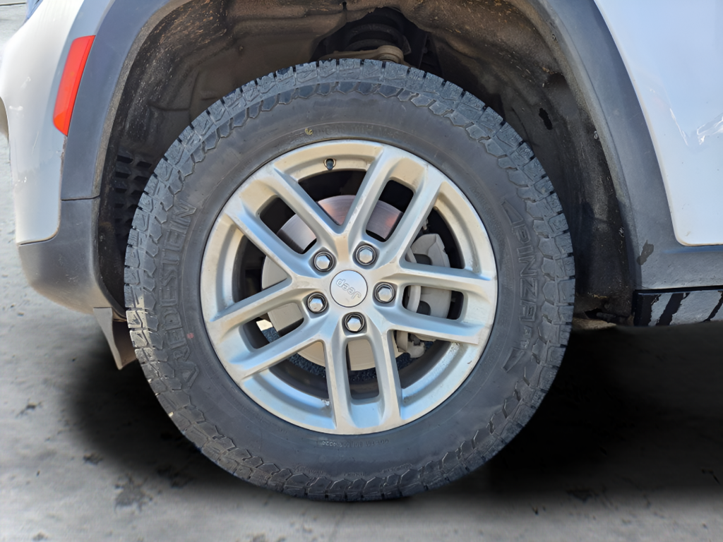 Used 2024 White Jeep Laredo X image 9
