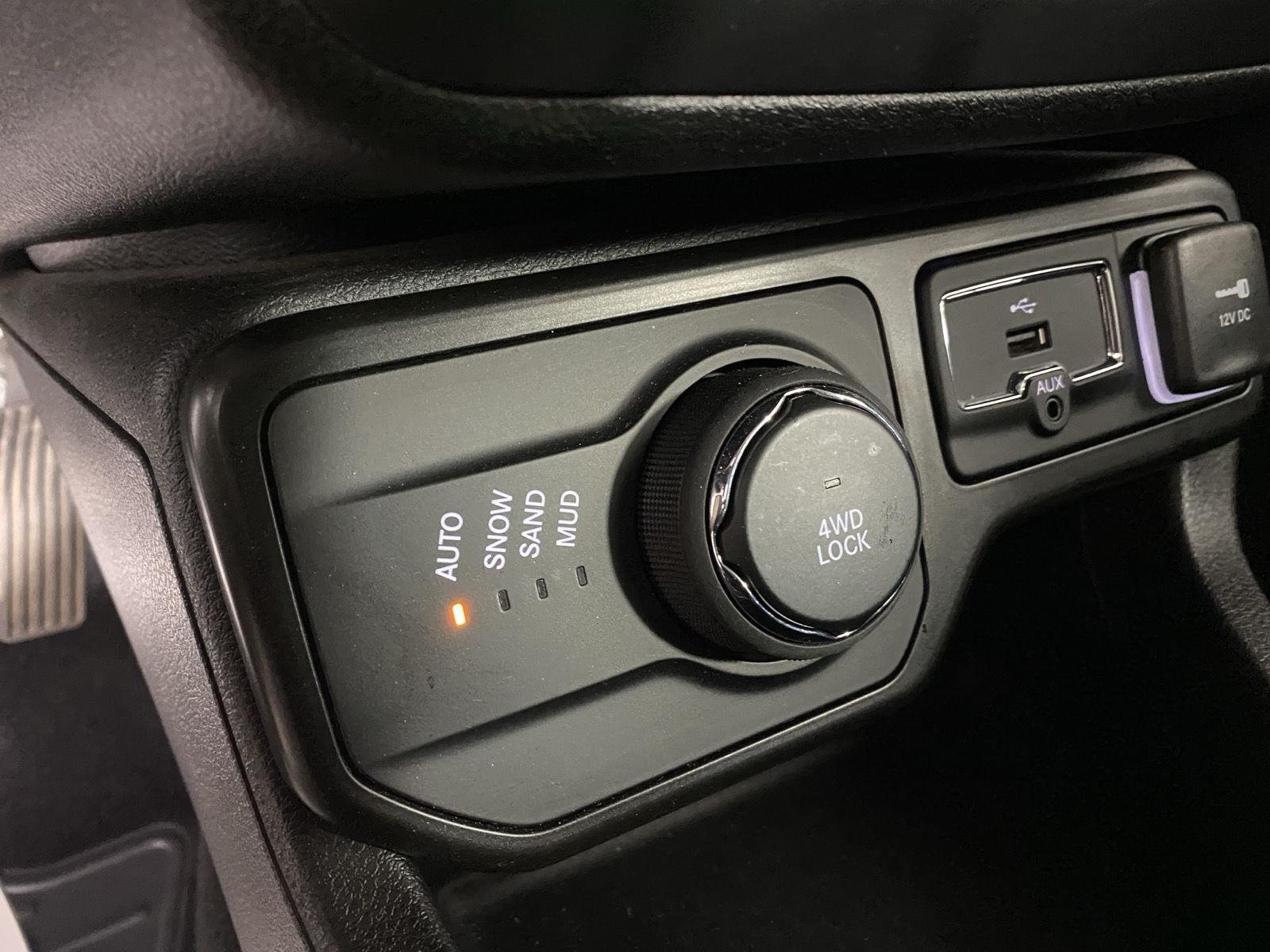 Used 2023 Colorado Red Clearcoat Jeep Latitude image 12