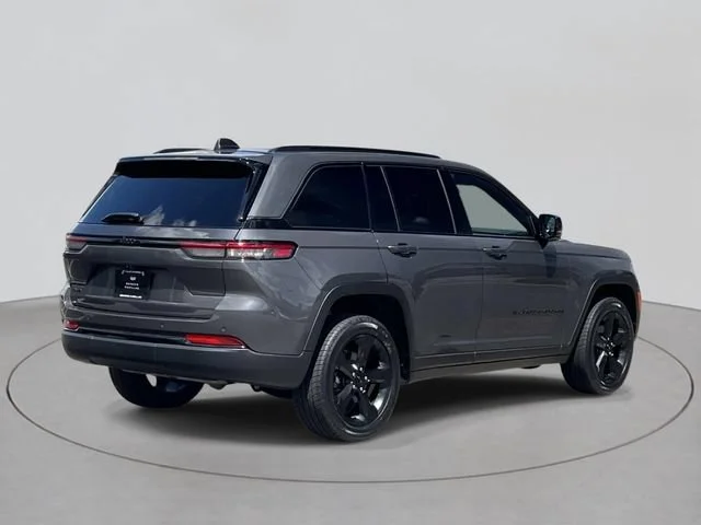 Used 2024 Gray Jeep Altitude image 4