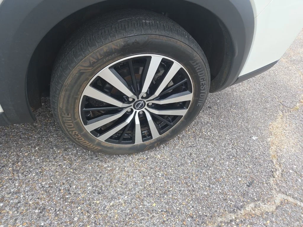 Used 2023 White Nissan Platinum image 16