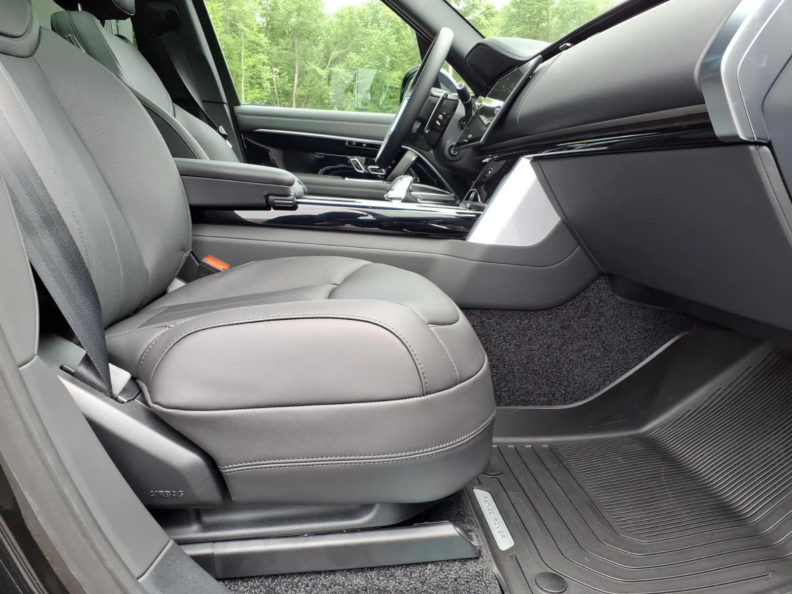 New 2026 Black Land Rover SE image 3