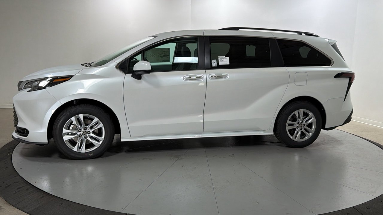 New 2026 Wind Chill Pearl <sup>1</sup> Toyota  XLE image 8