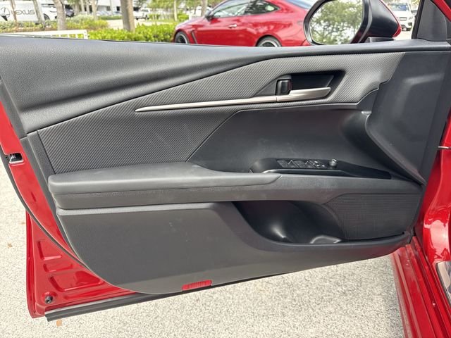 2025 Toyota Camry SE - Photo 13