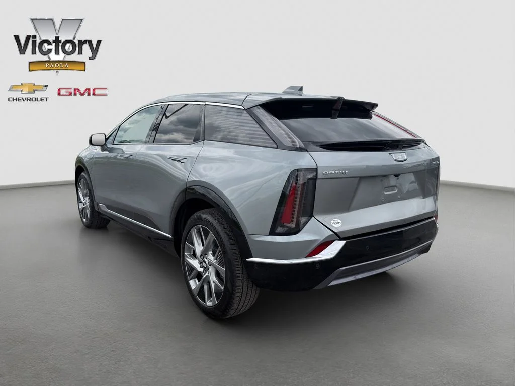 Used 2025 Silver Cadillac Luxury image 4