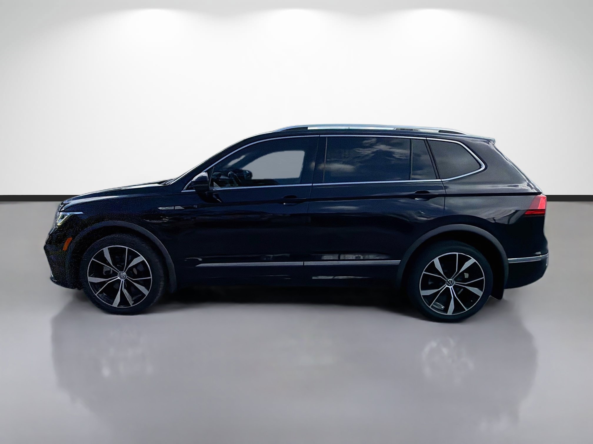 Used 2022 Black Volkswagen SEL R-Line image 6