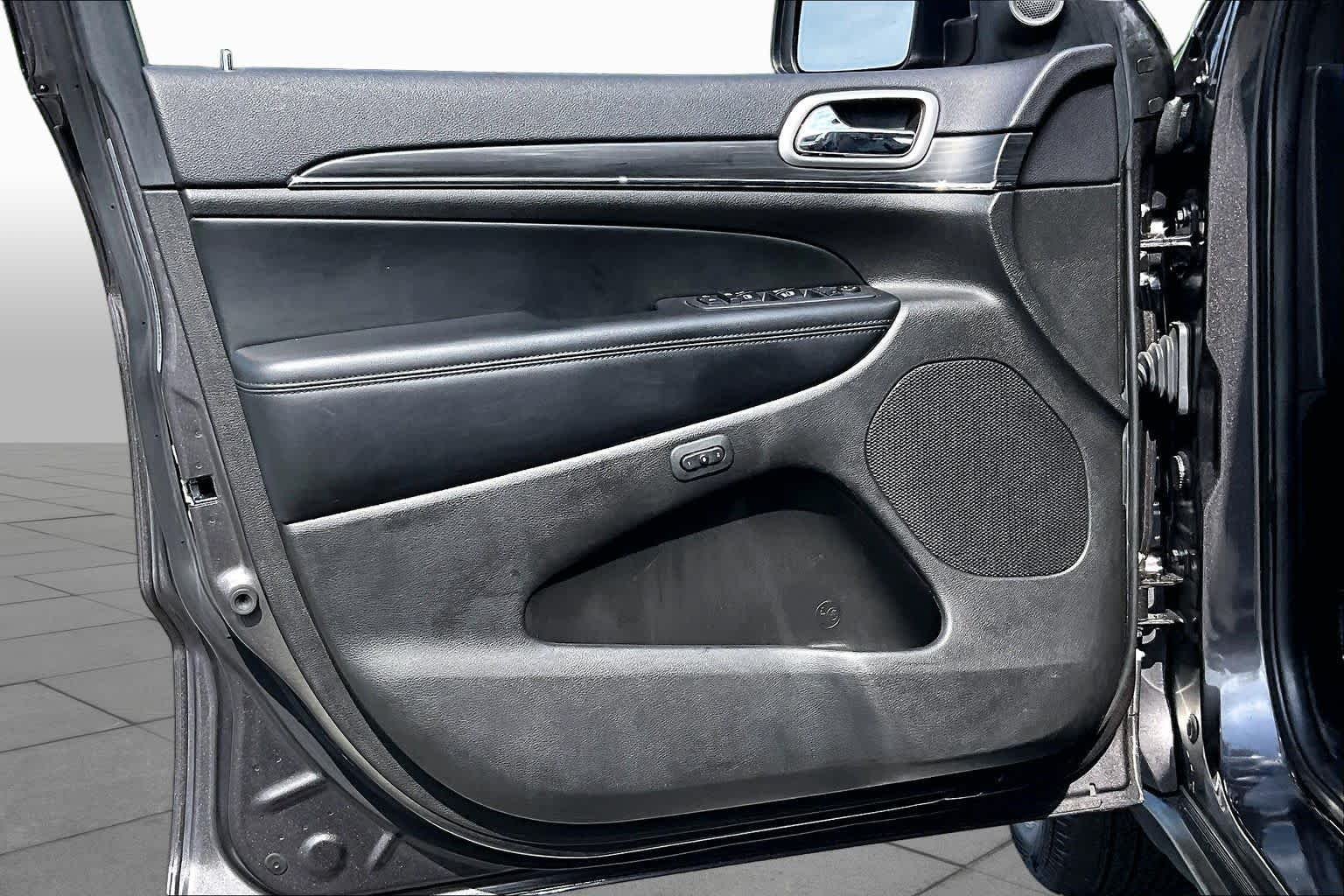 Used 2019 Granite Crystal Metallic Clearcoat Jeep Limited image 22