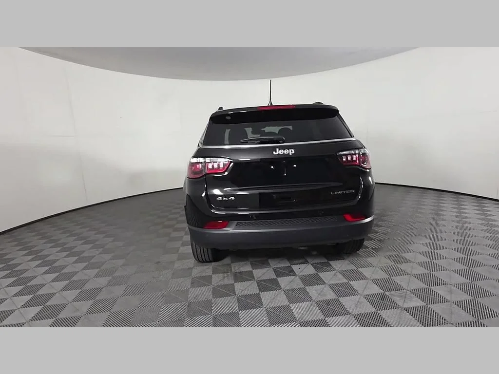 New 2026 Diamond Black Crystal Pearlcoat Jeep Limited image 33