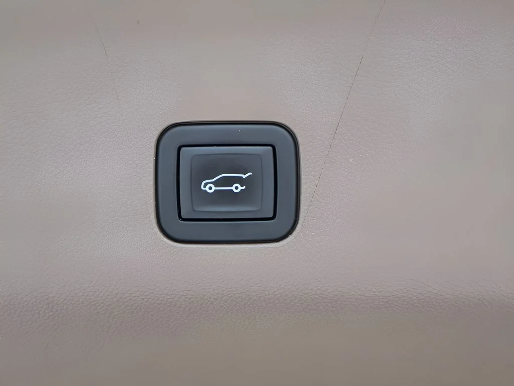 Used 2023 White Frost Tricoat GMC Denali image 17