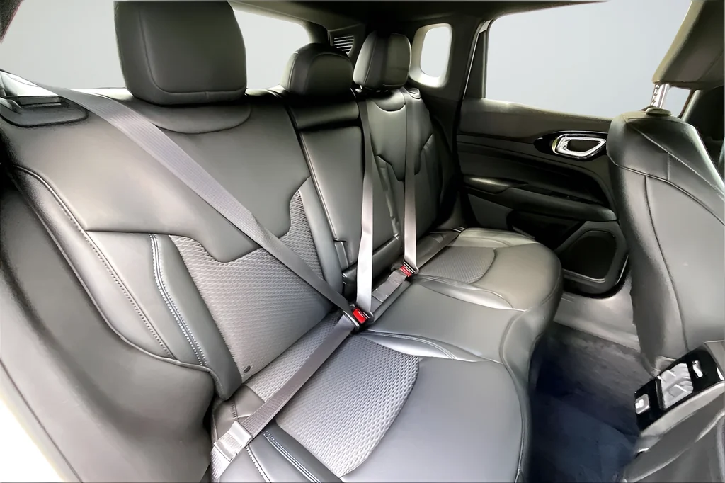 New 2026 Bright White Clearcoat Jeep Latitude image 22