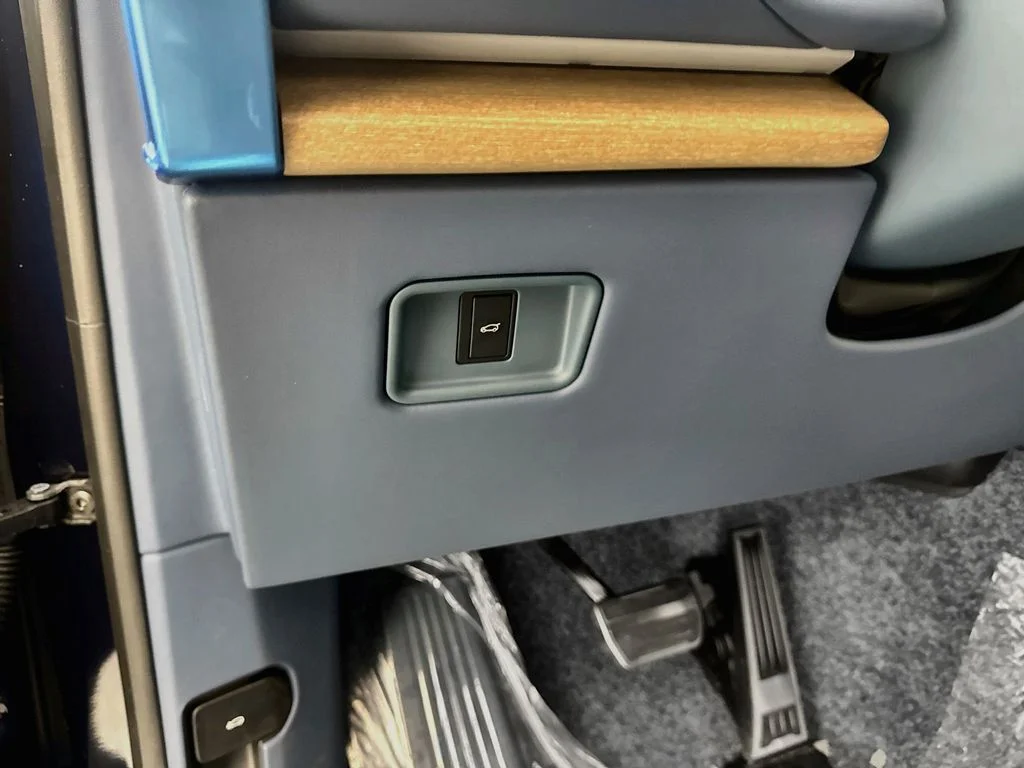 New 2026 Constellation Blue Ultra Metallic Gloss Land Rover SV image 10
