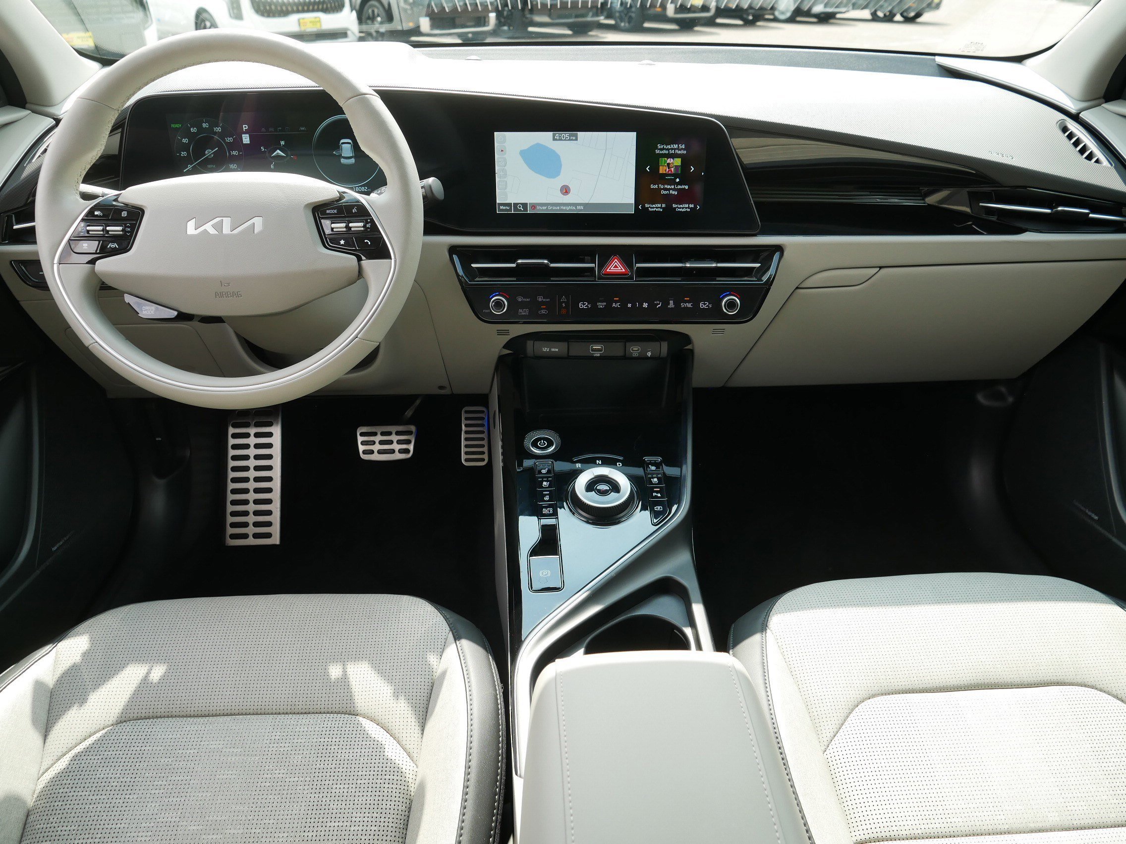 Certified Used 2024 Snow White Pearl Kia Wave image 10