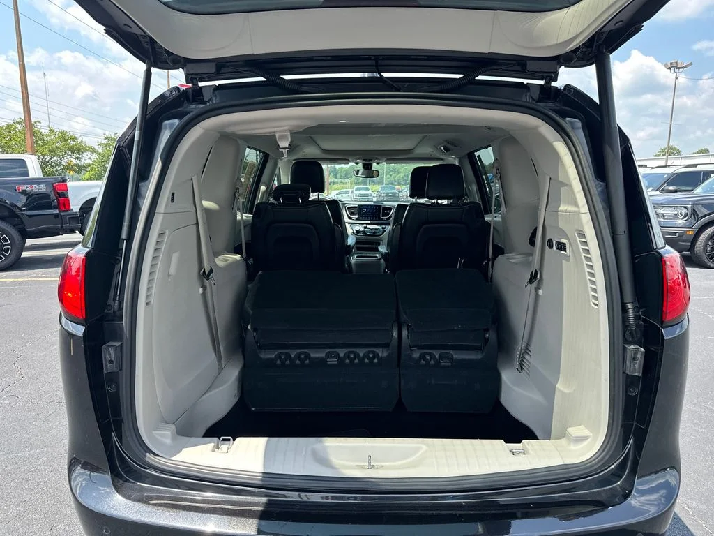 Used 2019 Black Chrysler Limited image 18