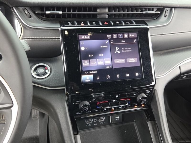 Used 2023 Metallic Jeep Altitude image 19