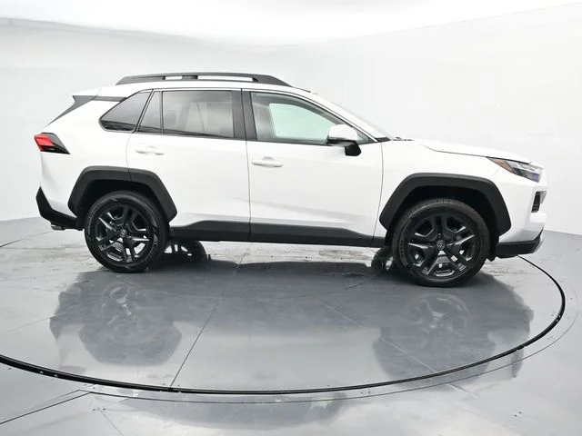 Used 2024  Toyota Adventure image 11
