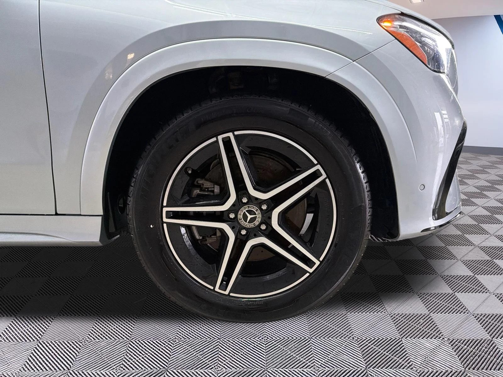 Certified Used 2025 Silver Mercedes-Benz Gle 350 4matic Suv image 3