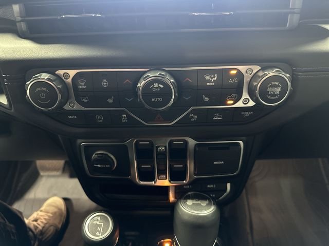 Used 2025 White Jeep Sahara image 21