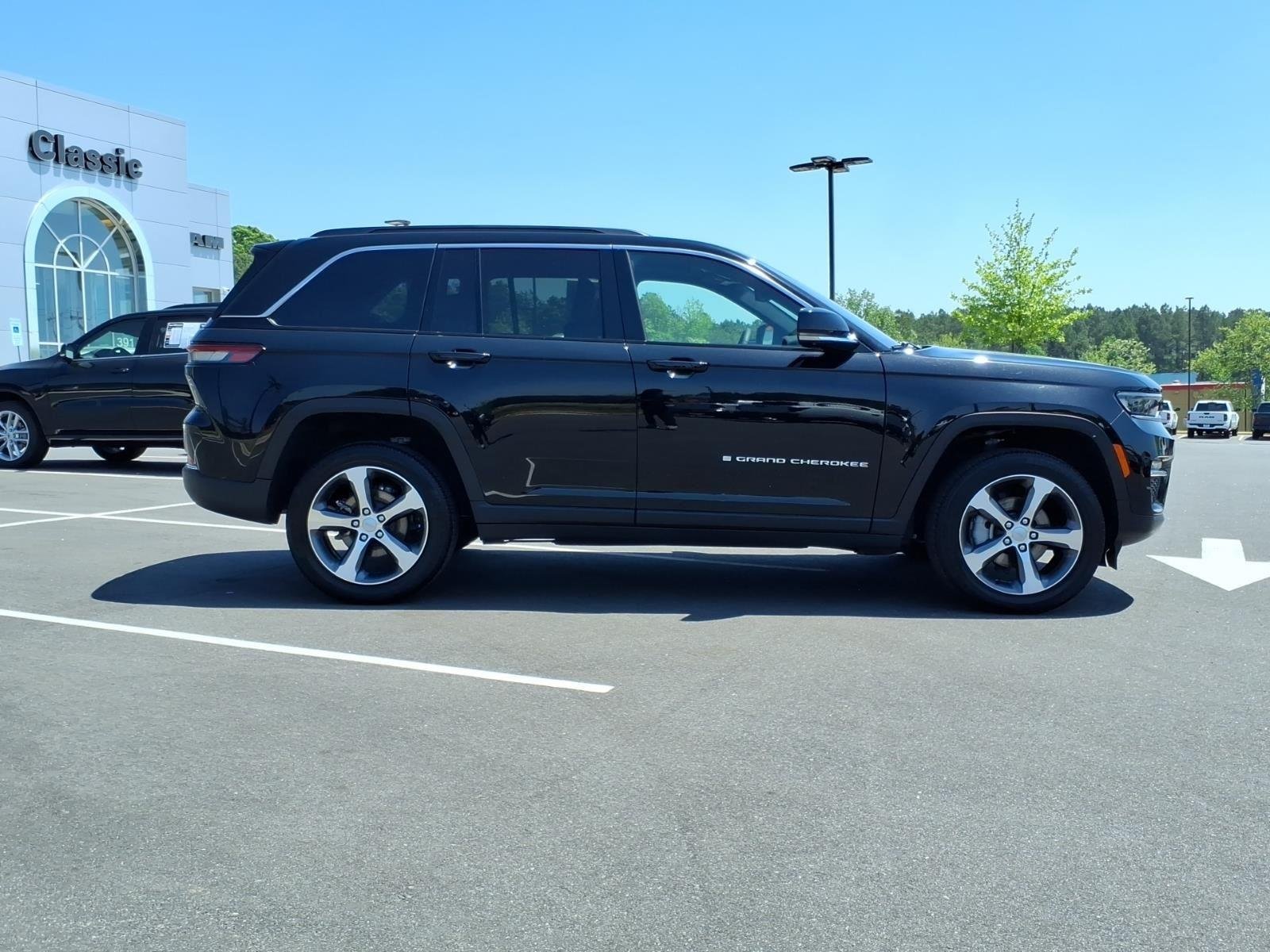 Used 2025 Diamond Black Crystal Pearlcoat Jeep Limited image 12