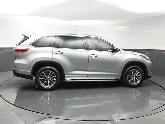 Used 2017 Silver Toyota XLE image 8