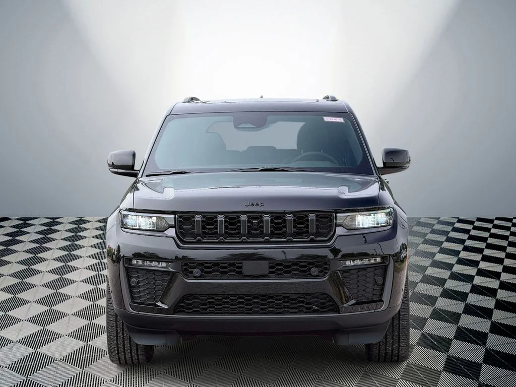 New 2026 Diamond Black Crystal Pearl-Coat Exterior Paint Jeep Limited image 2