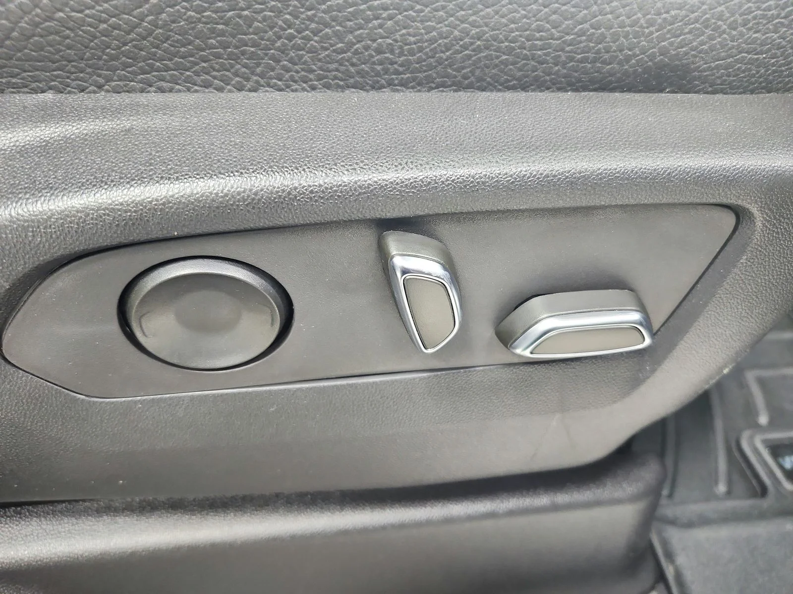 Used 2023 Silver GMC Denali image 48