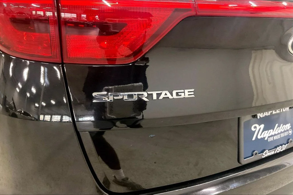 Used 2017 Red Kia EX image 7