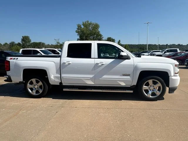 Used 2018 SUMMIT WHITE Chevrolet LT image 2