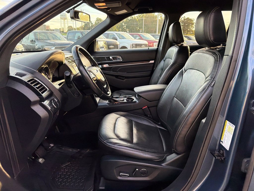 Used 2018 Blue Metallic Ford Limited image 11