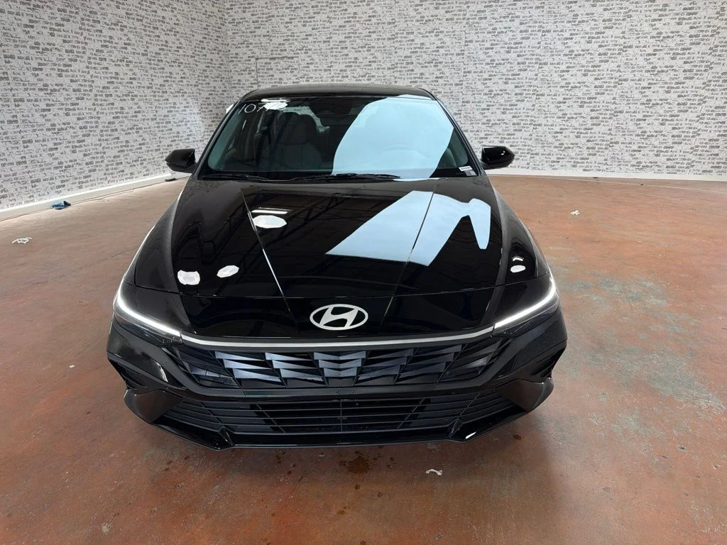 New 2026 Abyss Black Hyundai SE image 2