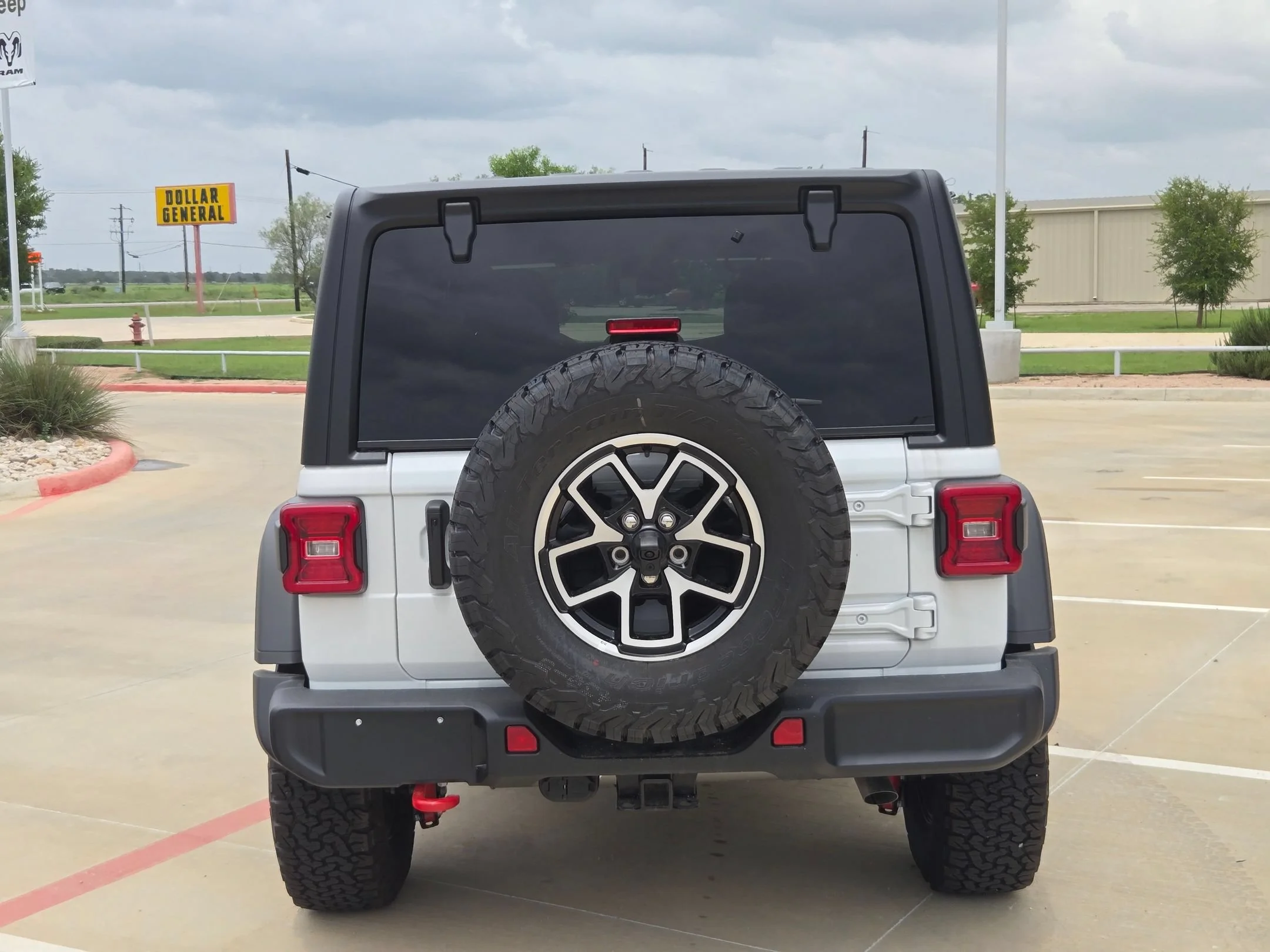 New 2026 Bright White Clear-Coat Exterior Paint Jeep Rubicon image 4