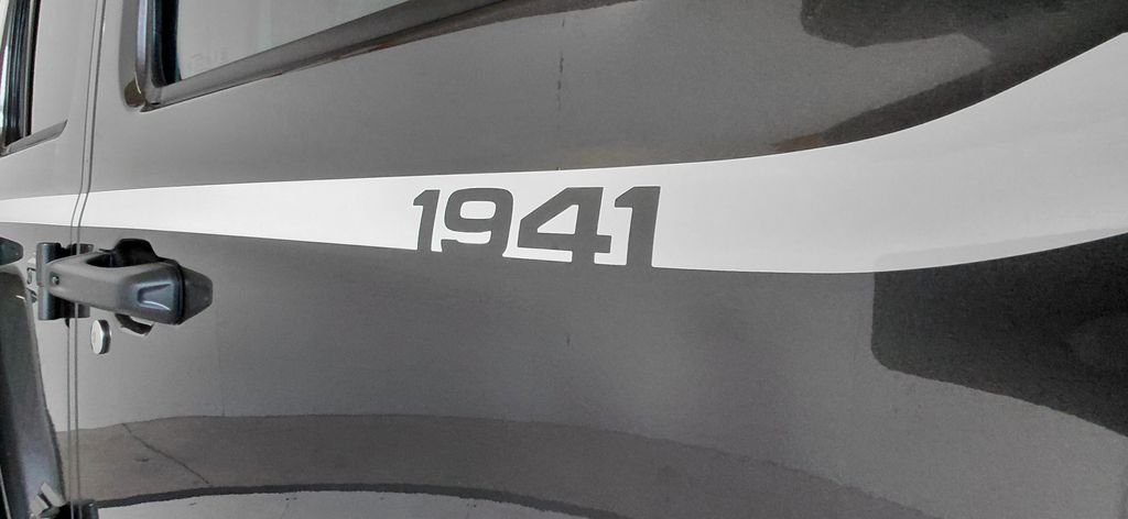 New 2026 Granite Crystal Metallic Clear-Coat Exterior Paint Jeep Rubicon X image 31