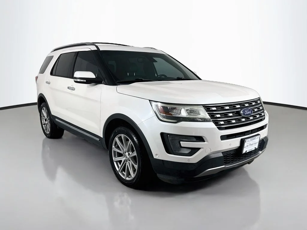 Used 2017 White Platinum Clearcoat Metallic Ford Limited image 7