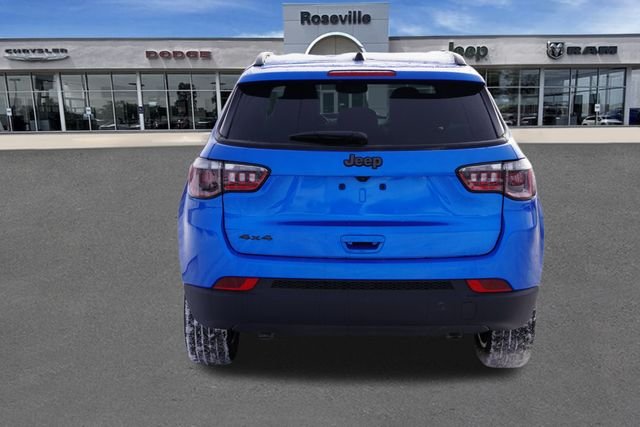 New 2026 Hydro Blue Pearl-Coat Exterior Paint Jeep Altitude image 4