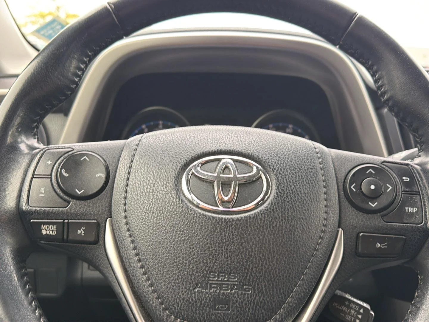 Used 2018 Magnetic Gray Metallic Toyota XLE image 9