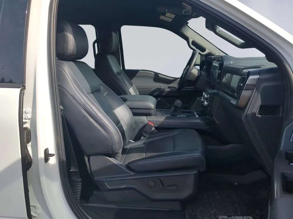 Used 2025  Ford Lariat image 19