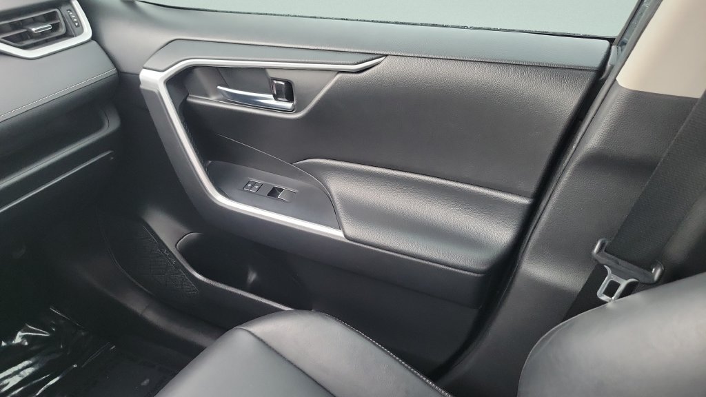 Certified Used 2022  Toyota XLE Premium image 13