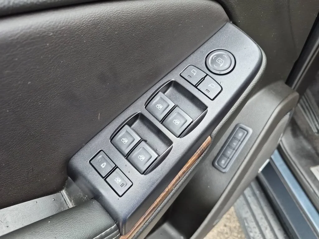 Used 2019 SHADOW GRAY METALLIC Chevrolet LT image 22