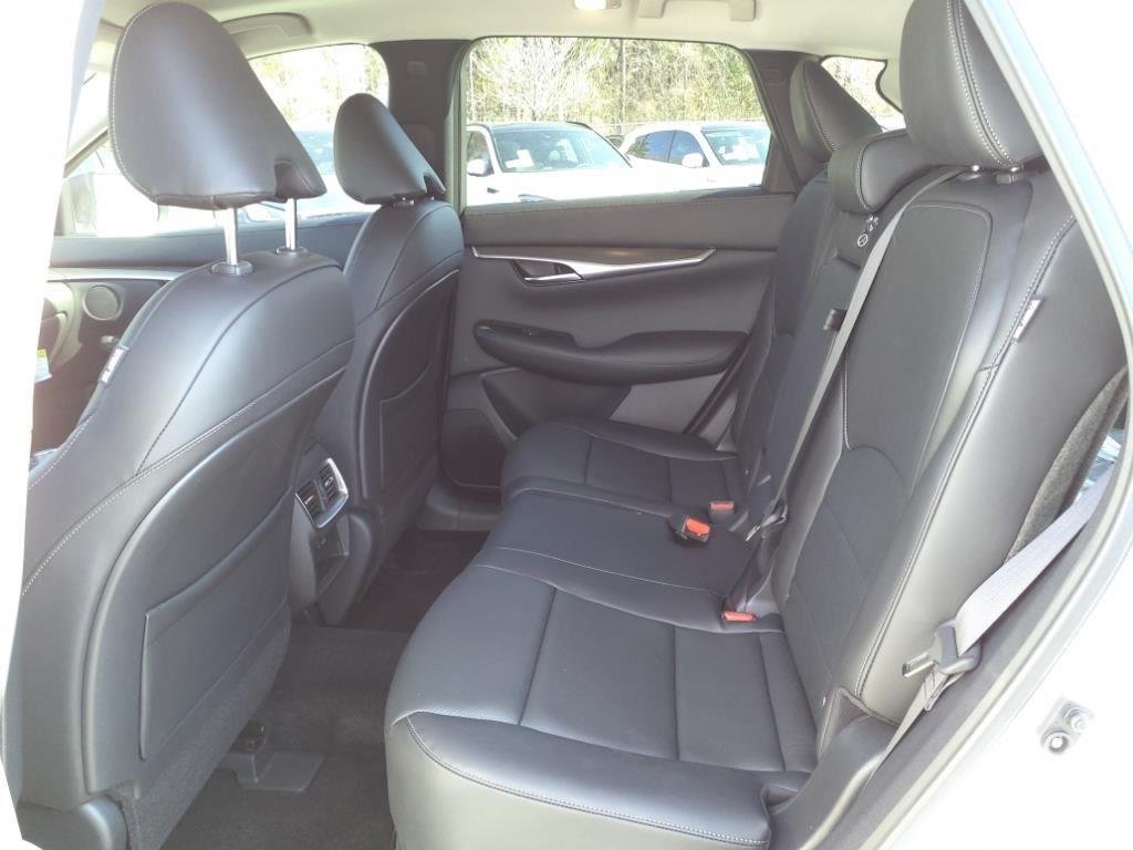 Used 2024 Radiant White INFINITI LUXE image 26