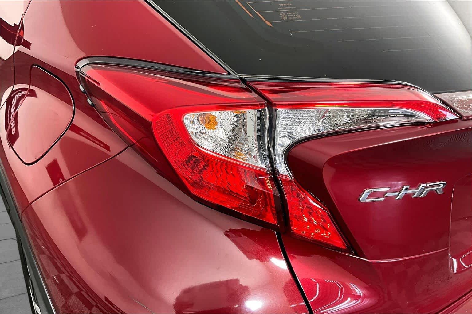 Used 2018 Iceberg/Ruby Flare Pearl Toyota XLE image 27