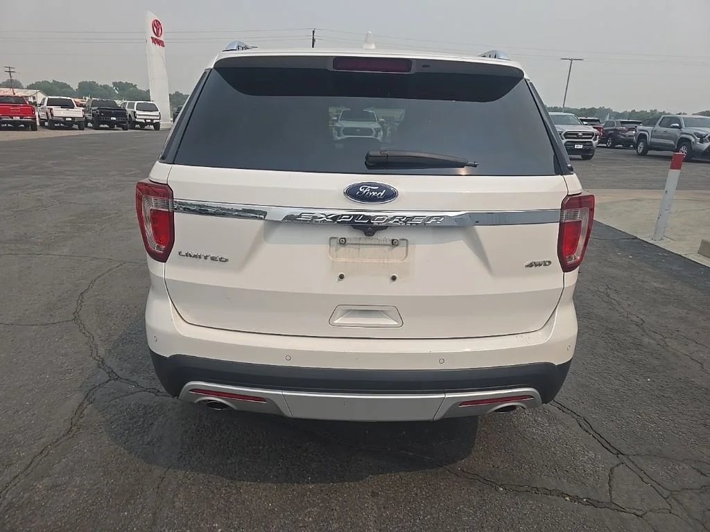 Used 2016 White Platinum Clearcoat Metallic Ford Limited image 7
