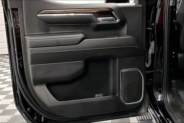 Used 2024 Onyx Black GMC Elevation image 23