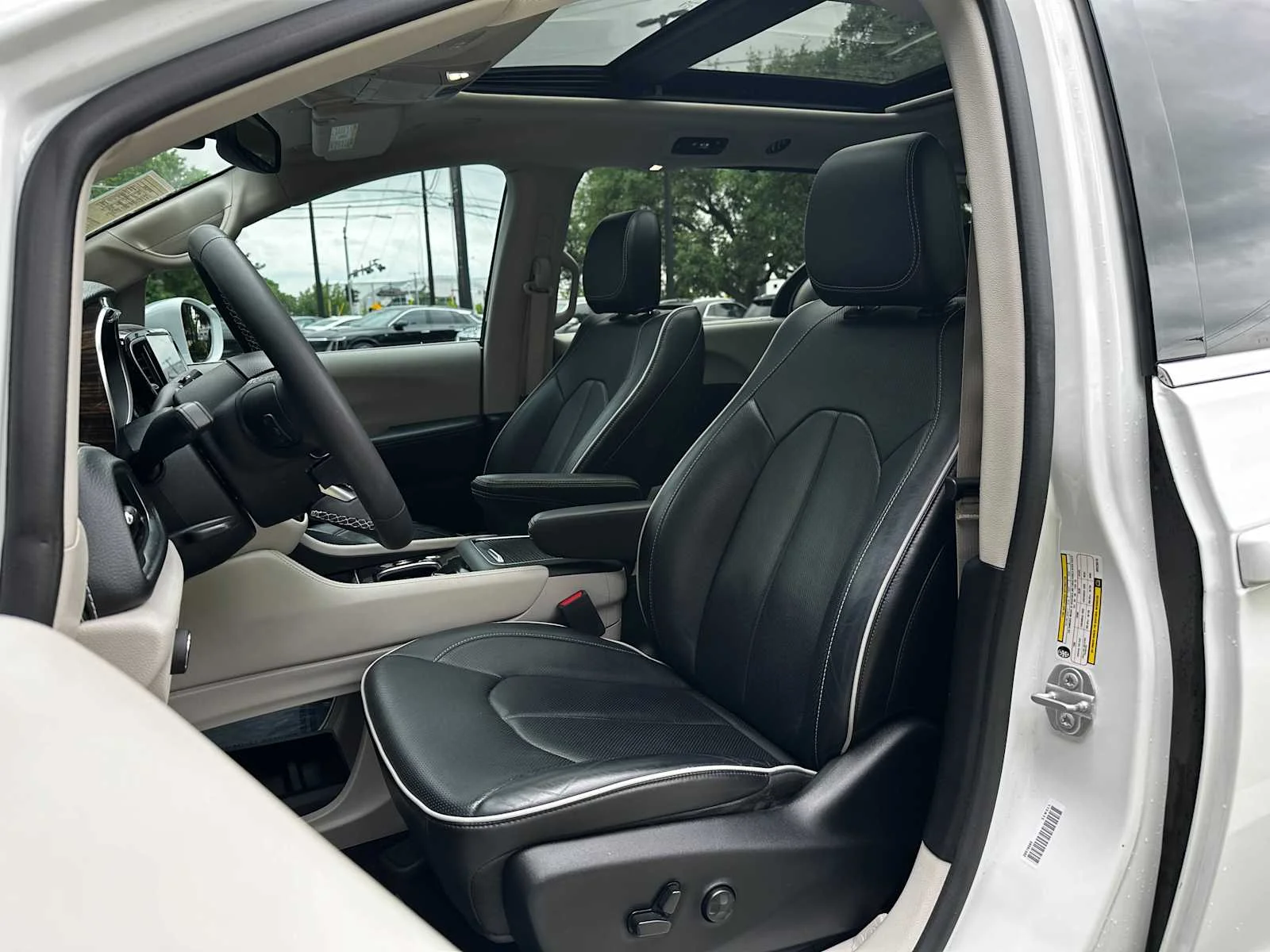 2022 Chrysler Pacifica Limited - Photo 9