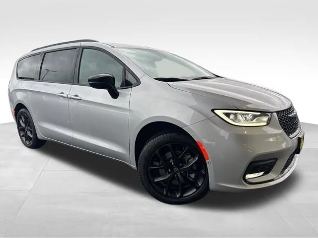 2026 Chrysler Pacifica Select AWD's photo