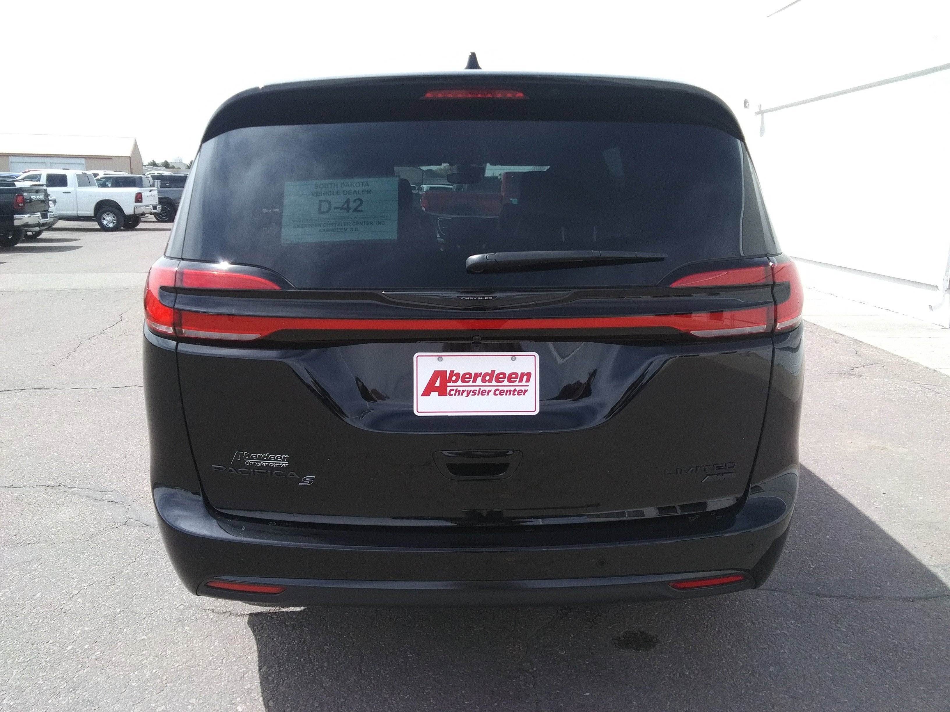 New 2026 Diamond Black Crystal Pearl-Coat Exterior Paint Chrysler Limited image 6