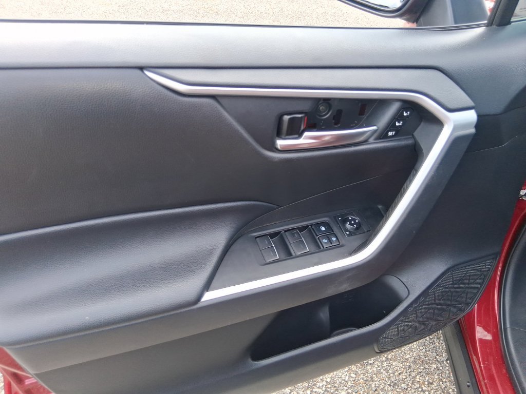 Used 2022 Red Toyota XLE Premium image 10