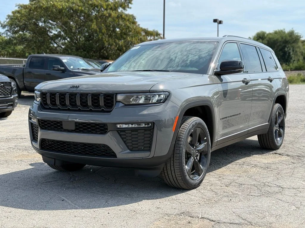 New 2027 Sting-Gray Clearcoat Jeep Limited image 2