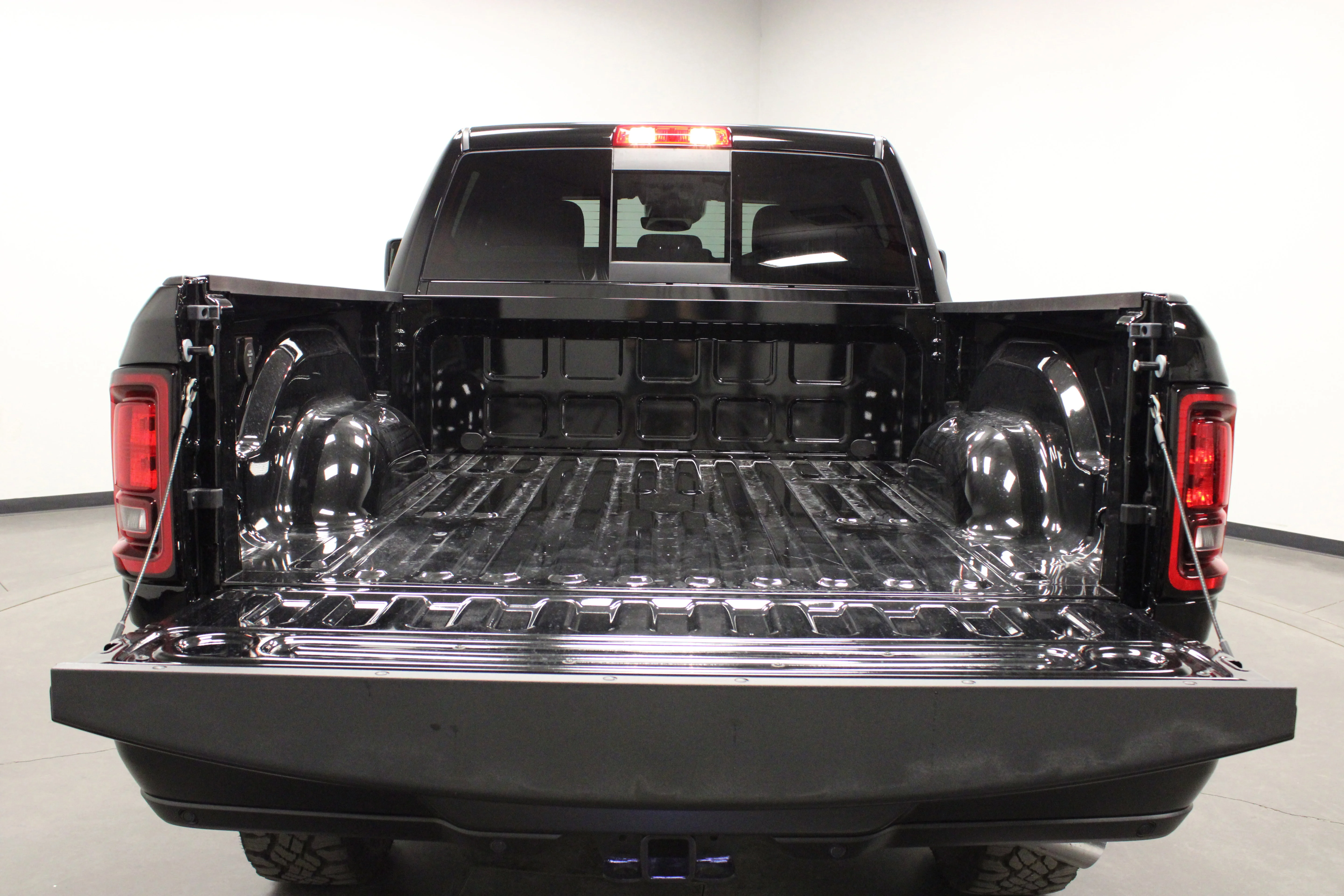 New 2026 Diamond Black Crystal Pearl-Coat Exterior Paint RAM Warlock image 16