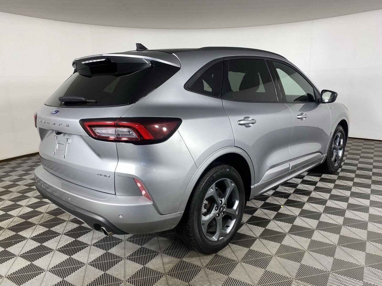 Used 2023 Iconic Silver Ford ST-Line image 9