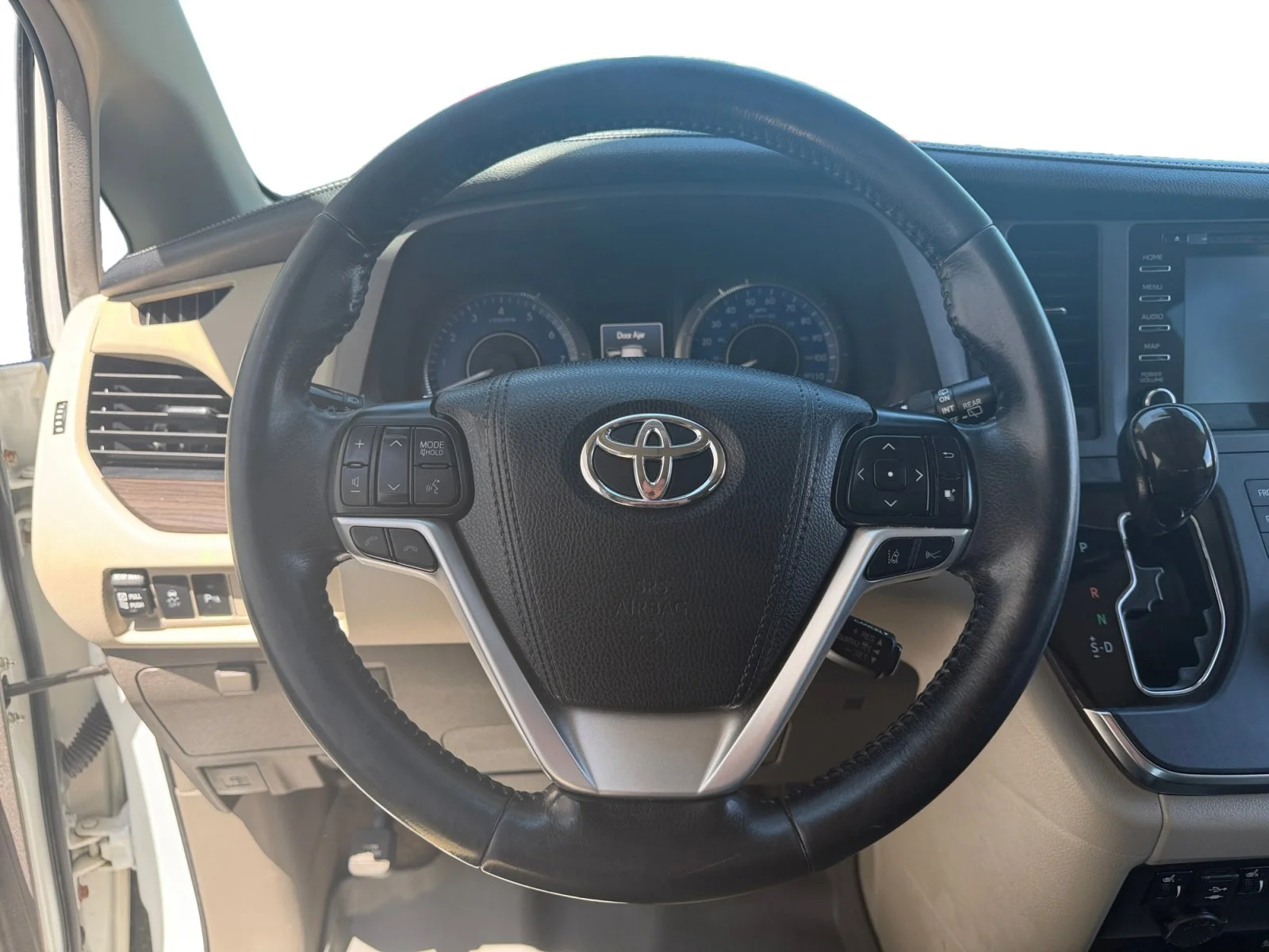 Used 2018 Super White Toyota XLE Premium image 10